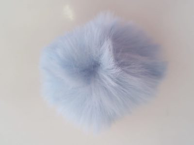 Pompon Peludo Celeste 7cm — MKS Mercería