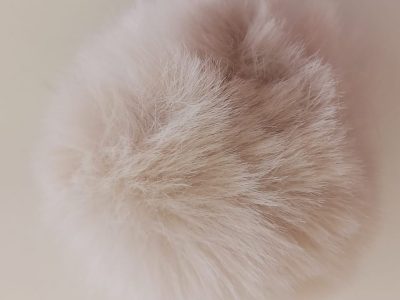 Pompon Peludo Beige 7cm — MKS Mercería