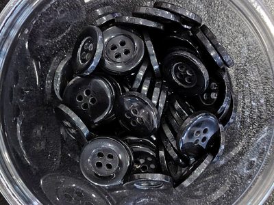 Boton Grande Con Filo Gureso Color Negro — MKS Mercería