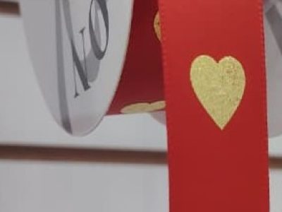 Cinta Decorativa Roja Con Corazones Dorados 2.5mm X Metro — MKS Mercería