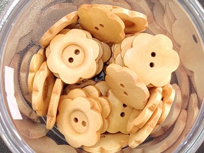 Boton De Madera Clara Con Forma De Flor — MKS Mercería